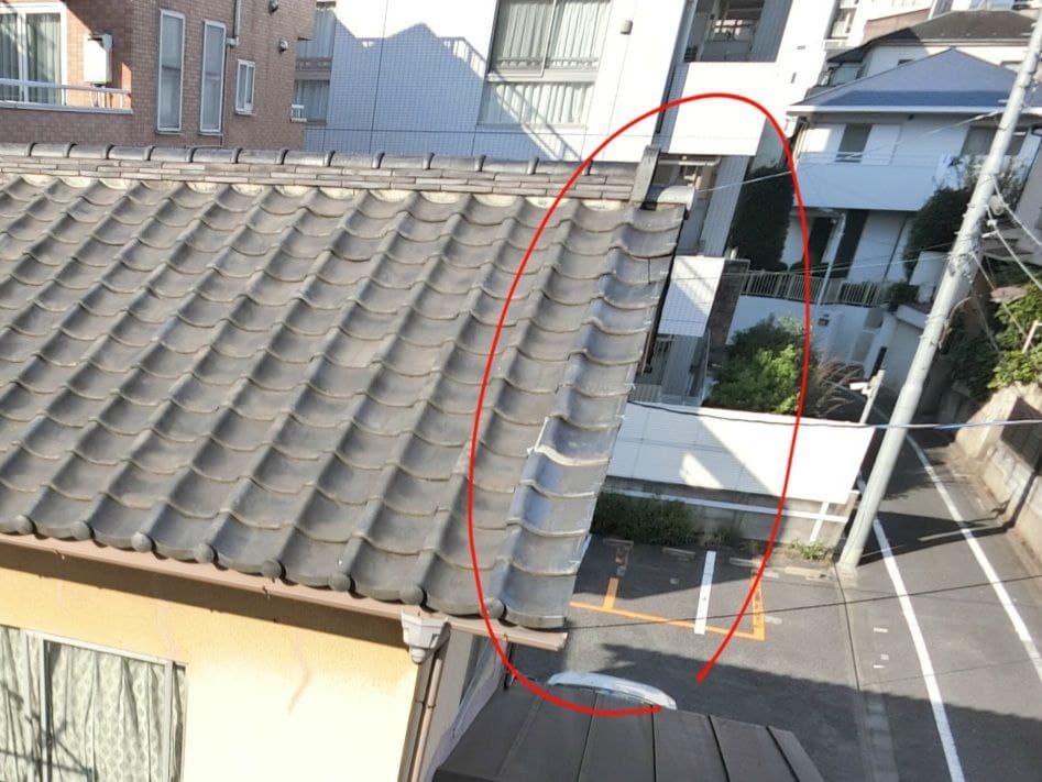 屋根ケラバ瓦の落下に要注意！新宿区で建物調査