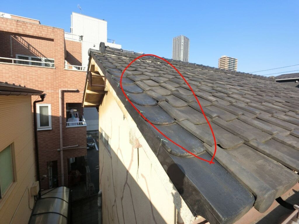 屋根ケラバ瓦の落下に要注意！新宿区で建物調査