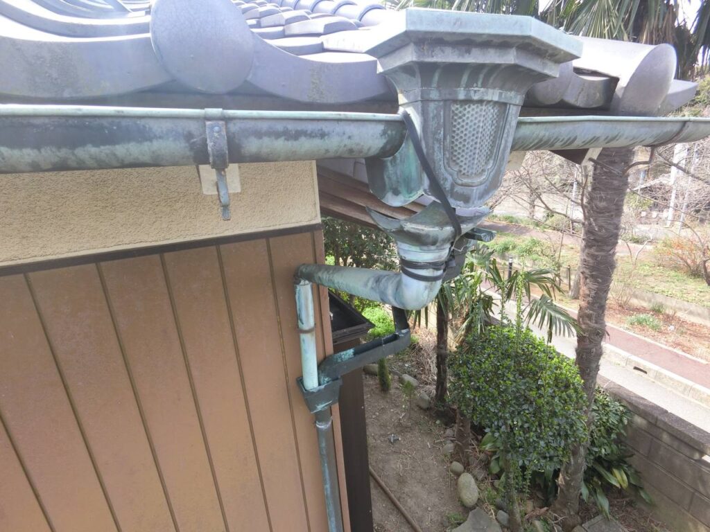 雪や台風で壊れる銅板雨樋！仕組み活用で修理可