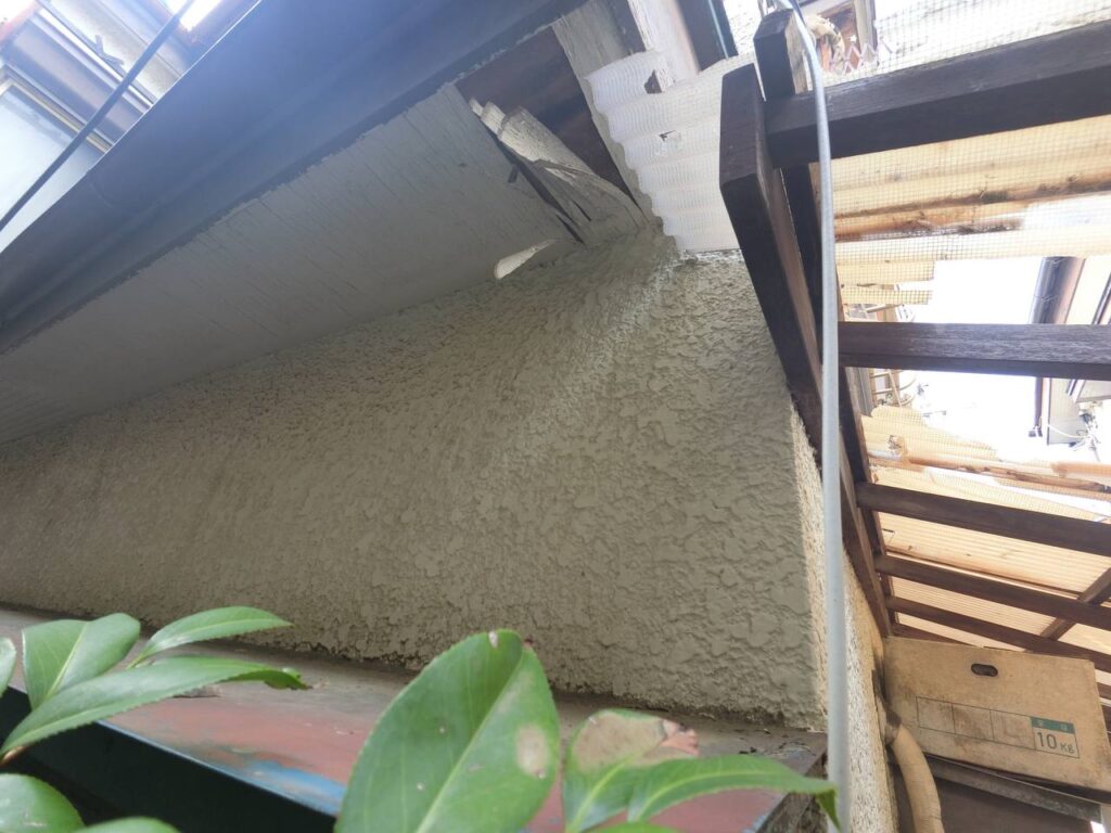 朝霞市屋根調査！軒天井の剥がれは雨漏りに注意