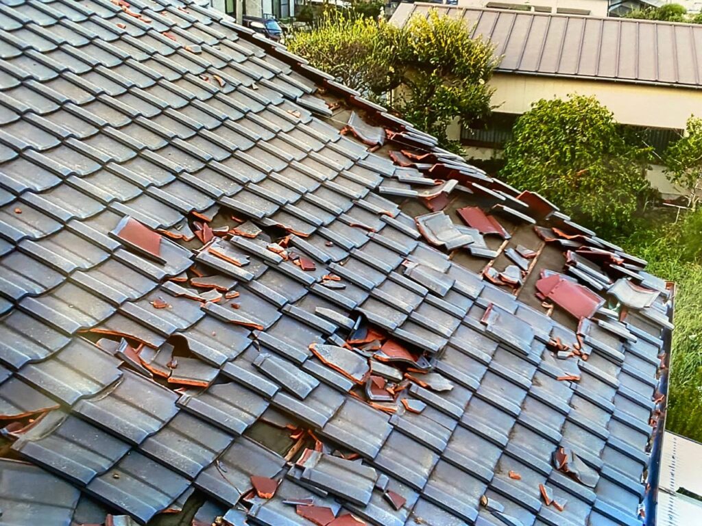 突風による屋根瓦の飛散に十分注意！放置も厳禁