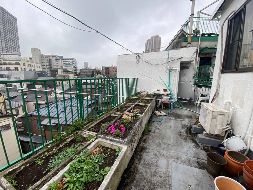 屋上のフェンスが飛び落ちる！鉄部の腐食に注意