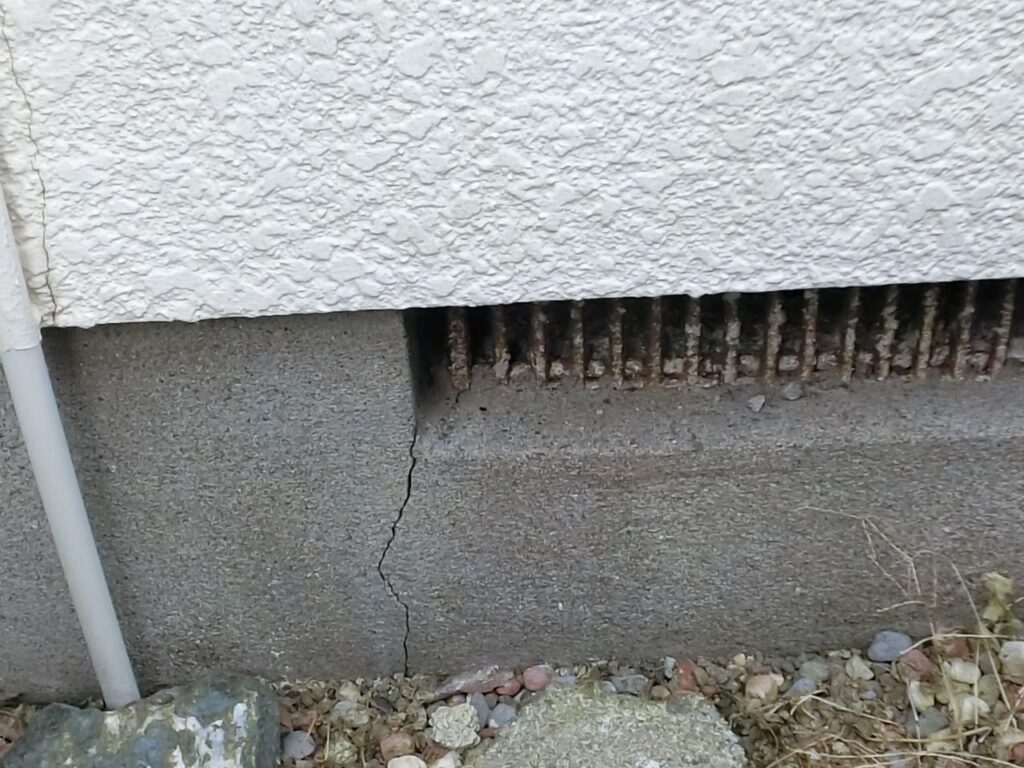 神奈川県相模原市で地震による外壁基礎クラック