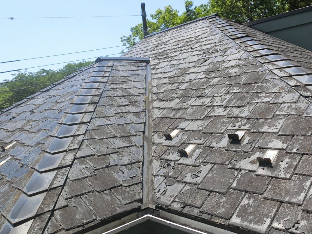 屋根材の劣化は雨漏りの予兆かも！北区現地調査