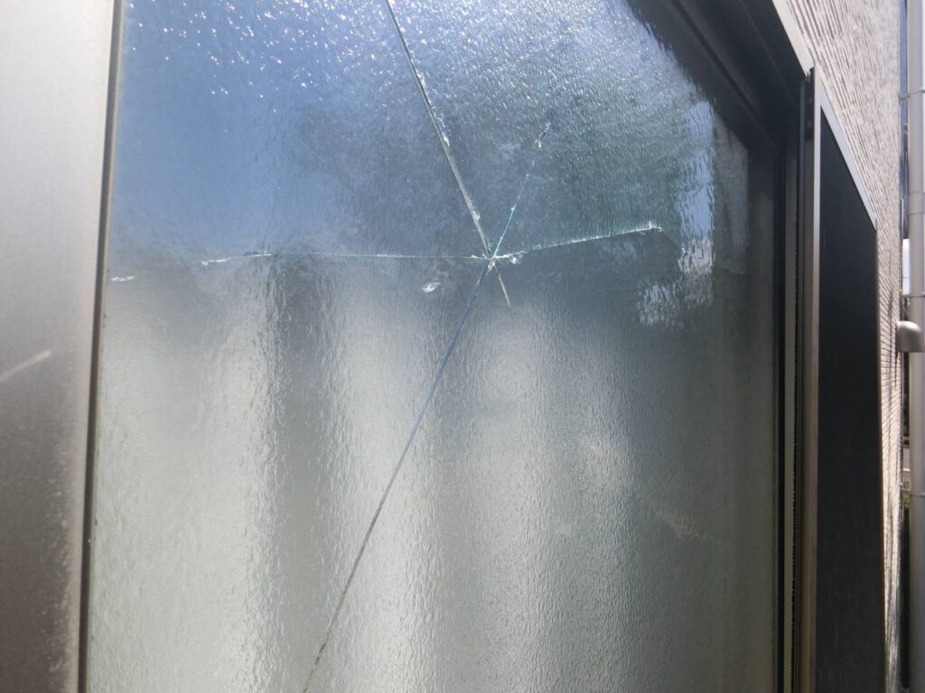 群馬県伊勢崎市で雹による窓ガラス破損住宅被害